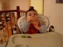 Julien 2 ans qui mange du pouding de soya à la vanille