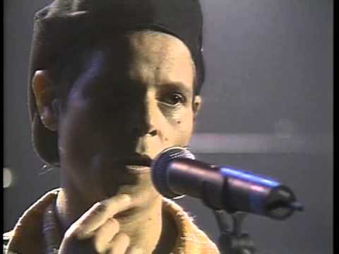 ensaio - A artista canta, fala sobre o seu trabalho e relembra momentos de sua história pessoal.