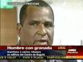 Ex suboficial del ejército mantiene retenidas a 19 personas