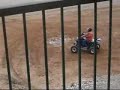 I divertimenti di un Muratore con uno Scooter 4 Ruote