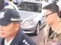 陈冠希离开会场遭媒体群众围堵 警察开路