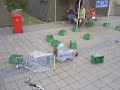 met een winkel wagen door een stapel bierkratten