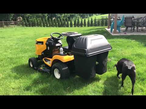 Садовый трактор CUB CADET XT1 OR106 с травосборником - видео №1