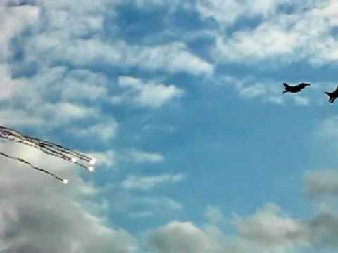MURZILKA99 - Początek pojedynku dwóch F-16 i dwóch Mig'ów-29 na Air Show w Radomiu.