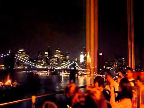 kvertrees - Nachtfahrt über die Manhatten - Bridge mit Blick auf Manhatten, Juni.2011.