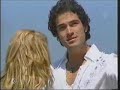 rob le da la carta a mia, mia y miguel hablan en al playa