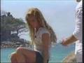 rob le da la carta a mia, mia y miguel hablan en al playa