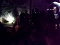 MARICHIS TOCANDO UNA CANCIÓN A UN GRUPO DE CHICAS EN PLENA CALLE