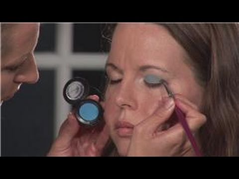 how to apply blue eyeshadow