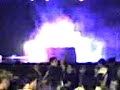 Escenario móvil por la noche, con un DJ y dos bailarinas.