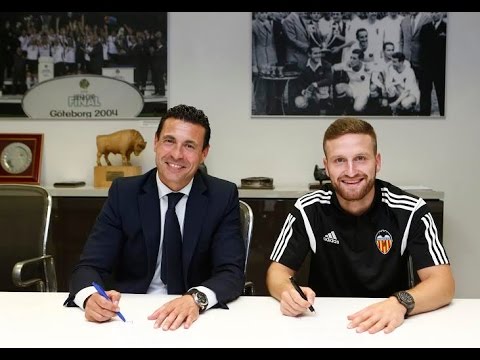 Valencia CF: Mustafi firma su contrato con el Valencia CF Valencia CF: Mustafi firma su contrato con el Valencia CF
