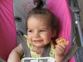 Eduarda comendo bolachinha