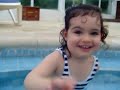 Martu en la pileta del hotel