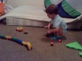 Kubik stavi vlacek.mp4