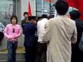 Chinese teared a placard in Nagano torch relay