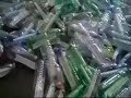 I militanti di Casapound scaricano nella fontana simbolo di Latina migliaia di bottiglie di plastica che recavano all'interno messaggi d'aiuto. 
Messaggi attuali che rispecchiano i pensieri ed i bisogni della cittadinanza. Le bottiglie con i messaggi assumono un valore simbolico, e cioè l'accostamento tra il naufrago che chiede aiuto e chi aspetta una casa popolare che ormai si sente abbandonato sull'