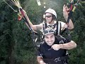 bonit�o voando de parapente
