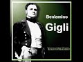 beniamino gigli (1891-1957)
de curtis - torna a surriento

vide 'o mare quant'e bello,
spira tantu sentimento,
comme tu a chi tiene mente,
ca scetato 'o faie sunn?.

guarda, gua', chistu ciardino;
siente, sie' sti sciure arance:
nu profumo accussi fino
dinto 'o core se ne va...

e tu dice: 