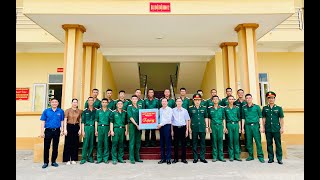 Đồng chí Nguyễn Chiến Thắng, Phó Bí thư Thường trực Thành uỷ thăm, tặng quà động viên chiến sỹ mới tại Trung đoàn 244 Bộ CHQS tỉnh Quảng Ninh