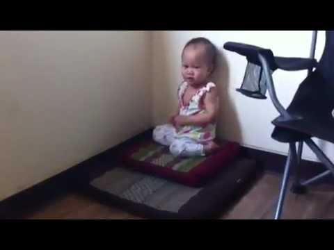 น้องเนท - น้องเนทจัง ตอนอายุ 1 ปี 1เดือน ได้ยินเสียงสวดมนต์ทีไร เป็นต้องคลานไปห้องพระ ^^