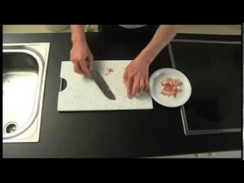 Rohschinken - Kochen mit GORILLA! Sandro Heimberg zeigt dir, wie du Kohlrabisuppe mit Rohschinken machen kannst (Teile 1-7). GORILLA für mehr Uga-Uga im Leben! www.gorilla.ch.