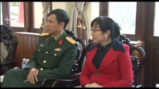 Đồng chí Nguyễn Mạnh Hà - Phó Bí thư Thành ủy tặng quà các đơn vị lực lượng vũ trang