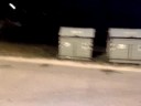 Passaggio tra cassonetti