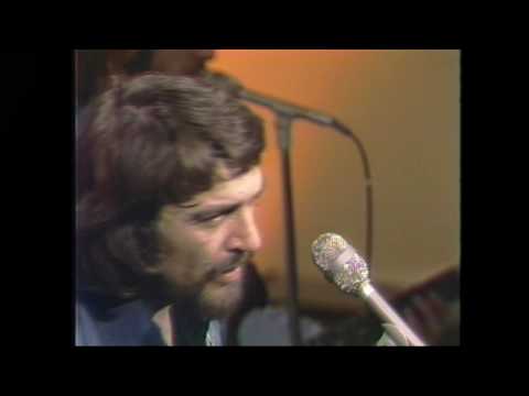 Amanda - Waylon Jennings preforming 'Amanda' live in the 1970's.