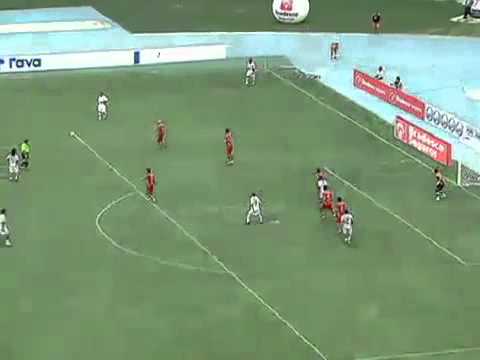 لاعب ينزع سروال الحكم اعتراضا على طرده