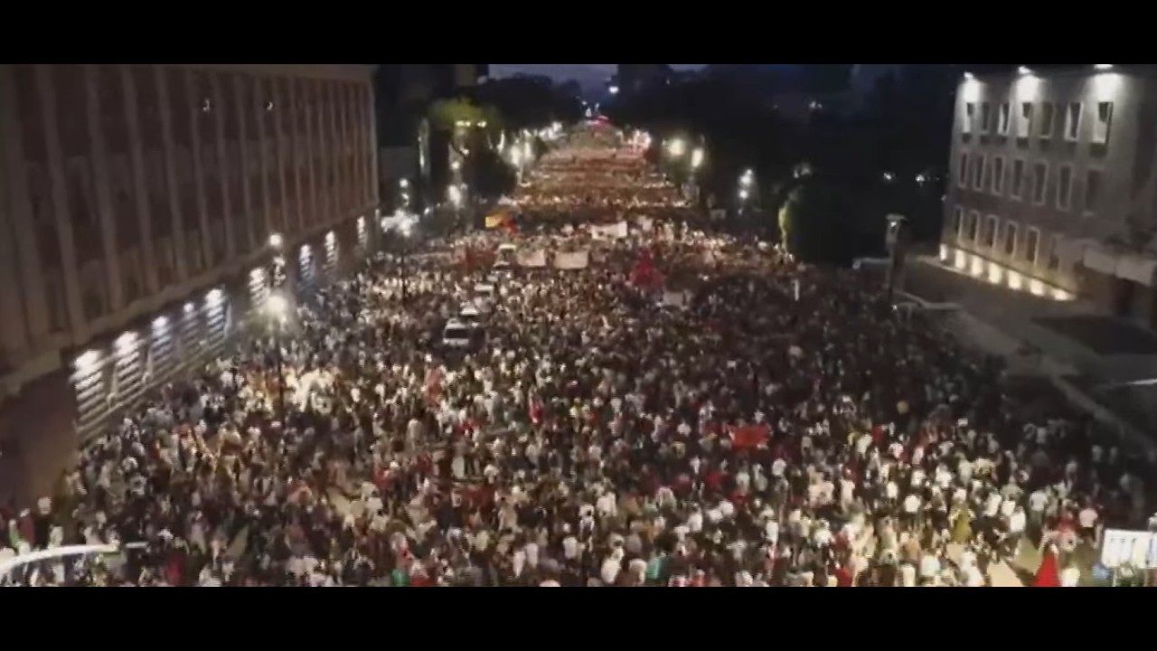 Protesta e 12-të kundër qeverisë Rama: Qytetarët kërkojnë dorëheqjen e kryeministrit
