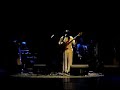 richard bona group en pleno, sonando con 'ekwa mato'. presentaci�n a sala llena. taylor haskins en trompeta, etienne stadwick en sintetizadores, adam stoler en guitarras, ernesto simpson en bater�a, samuel torres en percusi�n y richard bona en bajo y voz.
