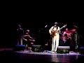 richard bona group en pleno, sonando con 'ekwa mato'. presentaci�n a sala llena. taylor haskins en trompeta, etienne stadwick en sintetizadores, adam stoler en guitarras, ernesto simpson en bater�a, samuel torres en percusi�n y richard bona en bajo y voz.