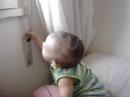 Victor fechando a janela com 8 meses