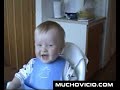 bebe que se rie mucho, tanto tanto que no logro mirar el video sin dejar de reirme, es mucho mejor si lo miras con alguien m�s no podr�s parar de reirte...