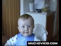 bebe que se rie mucho, tanto tanto que no logro mirar el video sin dejar de reirme, es mucho mejor si lo miras con alguien m�s no podr�s parar de reirte...