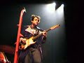 -m- mathieu chedid � l'elys�e montmartre fait une d�monstration du jamman sa p�dale d'effet qui lui permet de se sampler en live.