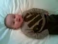 Baby maakt grapje