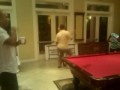 Raul celebrando porque ganan Los Yankees