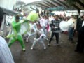 Las tres danzas de moros y crsitianos en la antigua iglesia.