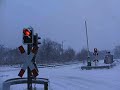 RE am Bahnübergang im verschneiten Neunkirchen am Sand