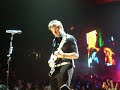 juanes toca la guitarra en sacramento ca.