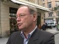 Knapp zwei Jahre nach seiner feierlichen Unterzeichnung ist der EU-Vertrag von Lissabon noch immer nicht in Kraft. Letzte Hürde ist die Ratifizierung durch Tschechien, dessen europaskeptischer Präsident Vaclav Klaus die anderen 26 EU-Mitgliedstaaten mit immer neuen Bedingungen für seine Unterschrift konfrontiert. Der EU-Vertrag soll die EU unter anderem transparenter und demokratischer machen. Doch viele Europäer können mit dem komplexen Vertragswerk nicht viel anfangen.