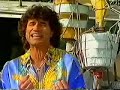 flippers - capri fischer 1993
(im original von rudi schuricke aus dem jahre 1947)

wenn bei capri die rote sonne im meer versinkt , 
und vom himmel die bleiche sichel des mondes blinkt , 
zieh'n die fischer mit ihren booten aufs meer hinaus, 
und sie werfen im weiten bogen die netze aus. 

nur die sterne, sie zeigen ihnen am firmament , 
ihren weg mit den bildern, die jeder fischer kennt, 
und von boot zu boot das alte lied erklingt, 
h�r von fern, wie es singt: 

bella, bella, bella marie, bleib' mir treu , 
ich komm' zur�ck morgen fr�h'. 
bella, bella, bella, marie, vergi�' mich nie. 

sieh den lichterschein, drau�en auf dem meer, 
ruhelos und klein, was kann das sein? 
was irrt da sp�t nachts umher? 
wei�t du was da f�hrt, was die flut durchquert ? 
ungez�hlte fische, deren lied von fern man h�rt. 

wenn bei capri die rote sonne im meer versinkt, 
und vom himmel die bleiche sichel des mondes blinkt, 
zieh'n die fischer mit ihren booten aufs meer hinaus, 
und sie werfen im weiten bogen die netze aus.
 
nur die sterne, sie zeigen ihnen am firmament, 
ihren weg mit den bildern, die jeder fischer kennt, 
und von boot zu boot das alte lied erklingt, 
h�r von fern, wie es singt: 

bella, bella, bella, marie, bleib' mir treu, 
ich komm' zur�ck morgen fr�h'. 
bella, bella, bella, marie, vergi�' mich nie. 
bella marie, bella marie, vergi�' mich nie. 
bella marie