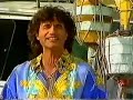 flippers - capri fischer 1993
(im original von rudi schuricke aus dem jahre 1947)

wenn bei capri die rote sonne im meer versinkt , 
und vom himmel die bleiche sichel des mondes blinkt , 
zieh'n die fischer mit ihren booten aufs meer hinaus, 
und sie werfen im weiten bogen die netze aus. 

nur die sterne, sie zeigen ihnen am firmament , 
ihren weg mit den bildern, die jeder fischer kennt, 
und von boot zu boot das alte lied erklingt, 
h�r von fern, wie es singt: 

bella, bella, bella marie, bleib' mir treu , 
ich komm' zur�ck morgen fr�h'. 
bella, bella, bella, marie, vergi�' mich nie. 

sieh den lichterschein, drau�en auf dem meer, 
ruhelos und klein, was kann das sein? 
was irrt da sp�t nachts umher? 
wei�t du was da f�hrt, was die flut durchquert ? 
ungez�hlte fische, deren lied von fern man h�rt. 

wenn bei capri die rote sonne im meer versinkt, 
und vom himmel die bleiche sichel des mondes blinkt, 
zieh'n die fischer mit ihren booten aufs meer hinaus, 
und sie werfen im weiten bogen die netze aus.
 
nur die sterne, sie zeigen ihnen am firmament, 
ihren weg mit den bildern, die jeder fischer kennt, 
und von boot zu boot das alte lied erklingt, 
h�r von fern, wie es singt: 

bella, bella, bella, marie, bleib' mir treu, 
ich komm' zur�ck morgen fr�h'. 
bella, bella, bella, marie, vergi�' mich nie. 
bella marie, bella marie, vergi�' mich nie. 
bella marie