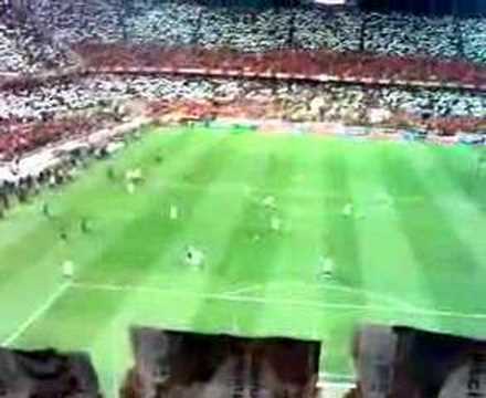 Cantando el himno del Sevilla en el Ram&oacute;n S&aacute;nchez Pizjuan 