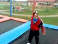 11 e beim Tramplolin springen