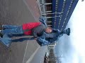 dconel knuffelt een agent