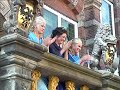 Het leek woensdagavond wel of Oranje toch de finale gehaald had. Heel Bolsward was uitgelopen. Maar het ging deze keer niet om oranje maar om in keurig blauwe ensembles gestoken Heakeninginne Gea Koeleman en haar hofdames Marjet Jellesma en Nynke Brouwer. De traditionele intocht op een hooiwagen was een zegetocht van de Koningin die 4 dagen lang de sleutels van de stad in handen heeft. De nieuwe vorstin en haar fraaie gevolg werden op het bordes van het stadhuis welkom geheten door burgemeester Vroegindeweij. Heakeninginne Gea Koeleman sprak daar haar onderdanen vanuit een verheven positie toe.