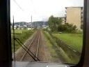 柏原から右カーブで国道176号線と並行し、住宅街の直線を北上する。途中、同国道の新道をくぐる辺りから加速が増し、列車は激しく揺れる。篠山口以北の単線区間は電化されたものの、軌道は非電化時代からこれといって手を加えていない。このため、ジョイントを通過する度、かなりの突き上げが車内を駆け巡る。車両は113系から223系に世代交代したが、揺れの激しさは隠しようがない。もっとも、乗車車両はモーターのない先頭車であるため、軽快なジョイント音は客車列車を髣髴とさせるものがあり、往年の福知山線を知る鉄道ファンには、揺れの激しさも心地よいものかもしれない。特急並みの速度で飛ばしたのち、石生へ着く。ホーム2面3線で広野とともに、臨時客車列車入線の際は機回しが行われていたが、最近はほとんど見ることはない。同駅は日本一低い分水界のある水別れ公園の最寄り駅として、ホームにも看板が掲げられている。