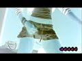 Chica sexy en minifalda blanca